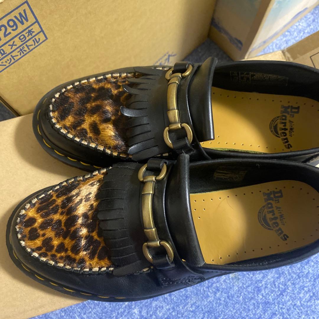 ドクターマーチンのローファー 日本限定のブラックスナッフルローファー。 ハードウェアもステッチも