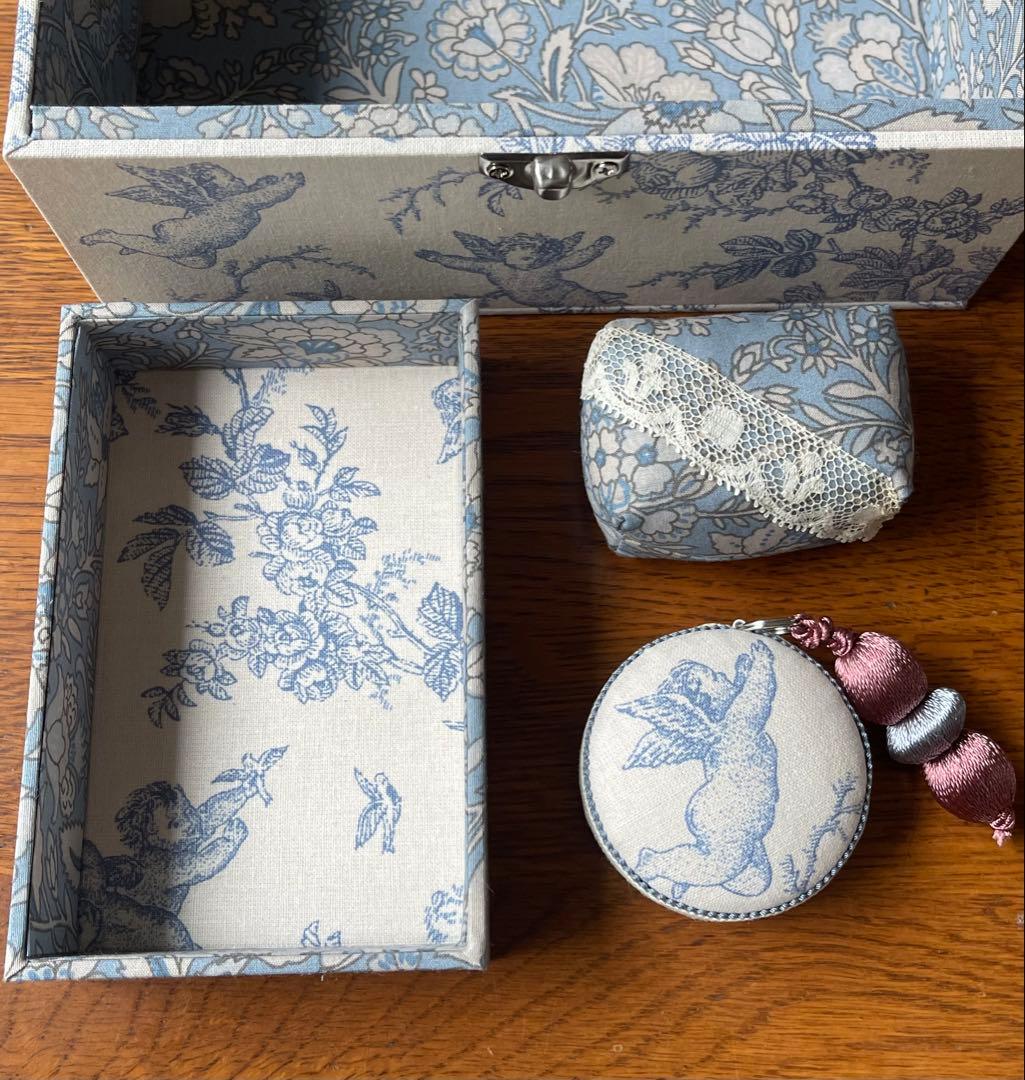 カルトナージュ裁縫箱(中) 天使と薔薇 小物達も可愛い‼️ - メルカリ