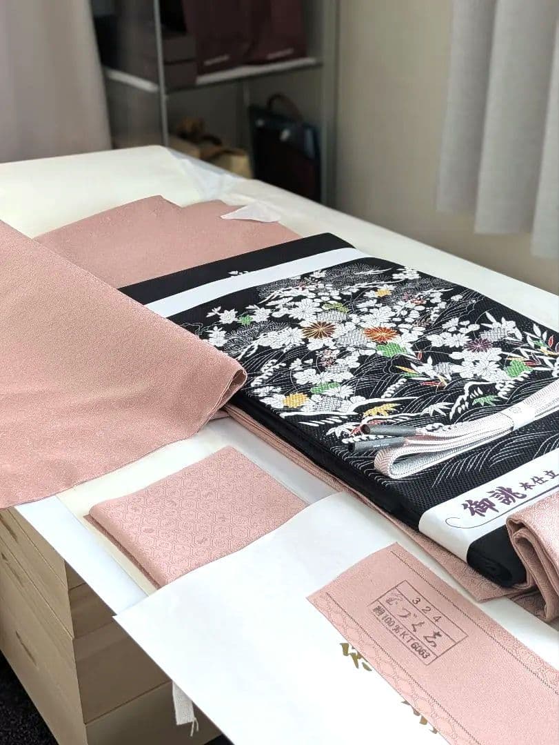 正絹老舗伊と幸色無地宝尽くし文様色無地一つ紋 - メルカリ 正絹