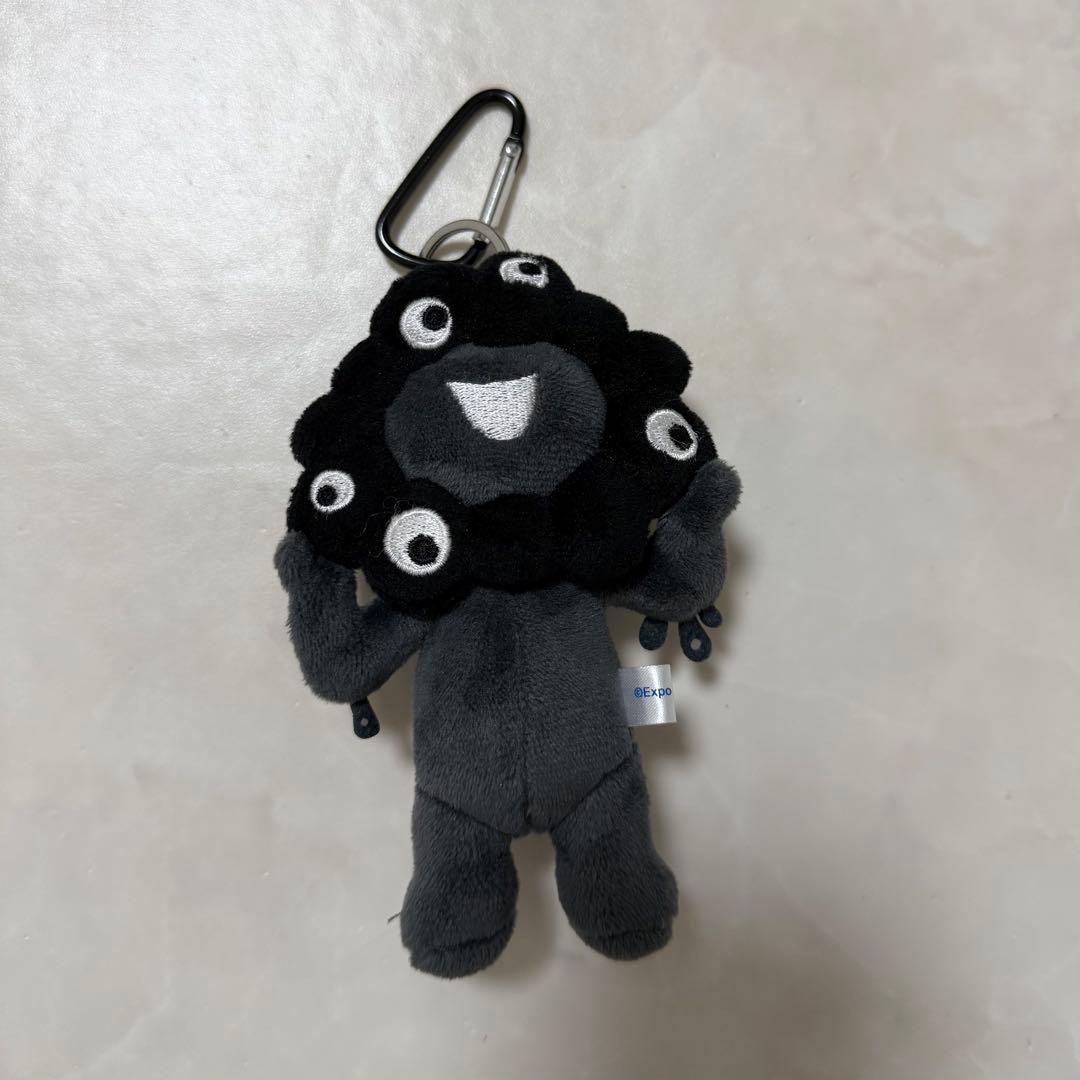 黒ミャクミャク カラビナ付き 立ち - メルカリ