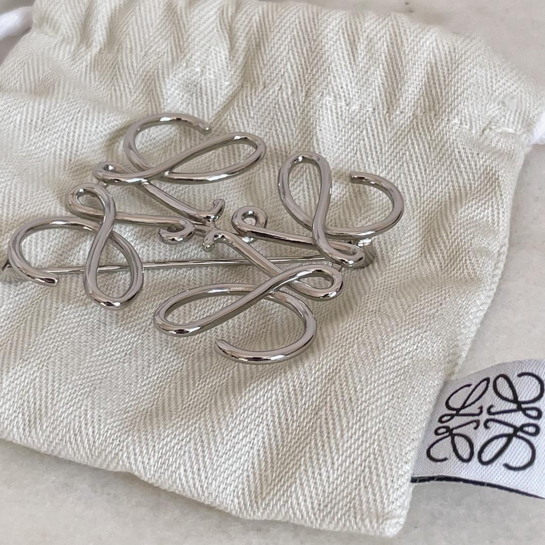 4045 LOEWE ロエベ アナグラム ロゴブローチ シルバー ロエウェ - メルカリ