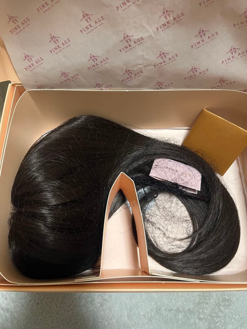 ピンクエイジ 手植えトップカバー)リアルスキン シースルーバング ゆるふわカール 手植えトップカバー) リアルスキン シースルーバング ゆるふわカール