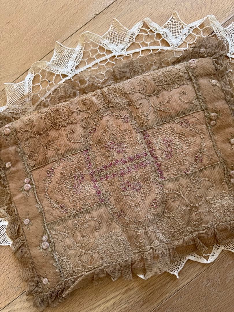 フランスアンティーク小さなバラ刺繍にレースが見事なハンキーケース フランスアンティーク小さなバラ刺繍にレースが見事なハンキーケース