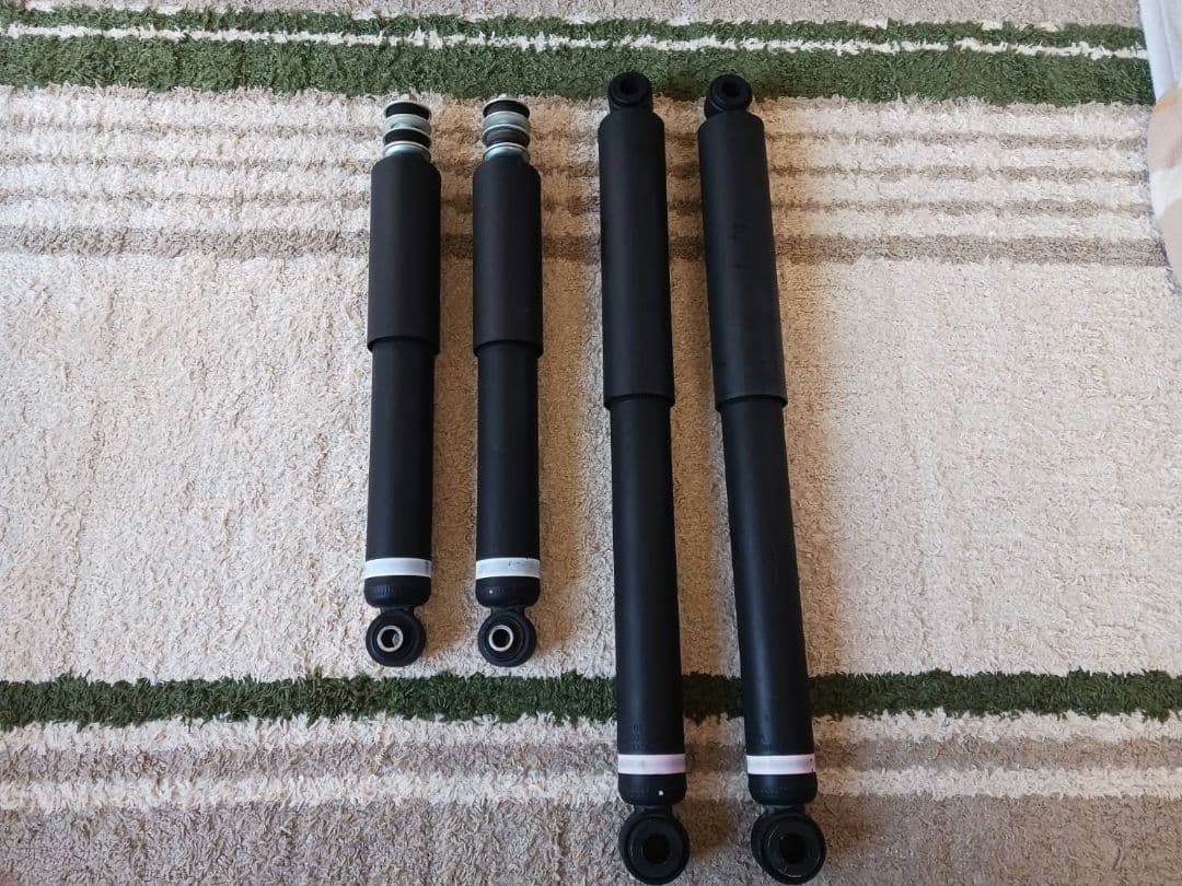 ハイエース ワゴン 6型 純正 ショックアブソーバー 1台分 KYB - メルカリ