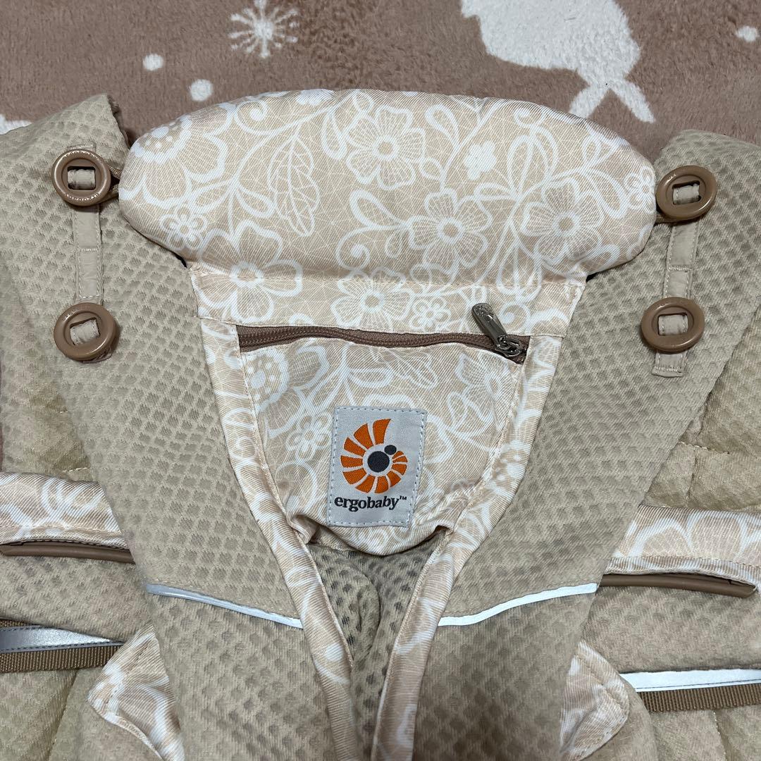 ergobaby 花柄抱っこ紐 ベージュ OMNIカードとよだれパッド付き - メルカリ