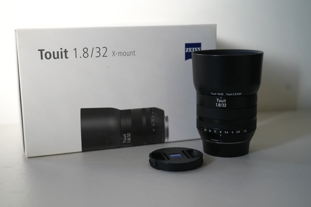 カールツァイスCarl Zeiss Xマウントtouit 1.8/32 Amazon | カールツァイス Carl Zeiss 単焦点レンズ Touit 1.8/32 X