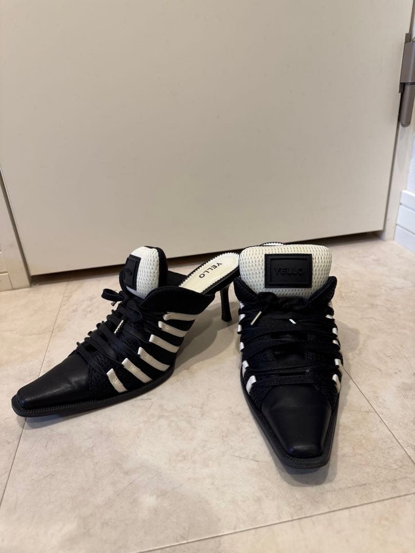 YELLO ストラップ付きミュール ブラック/ホワイト ダブルストラップ フラット ミュール （ブラック スムース） -Emma