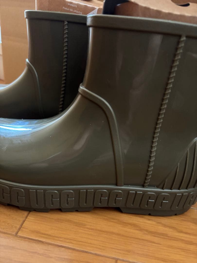 未使用UGGオリーブ色レインブーツ26センチ - メルカリ