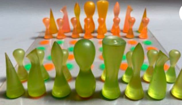 希少　新品　カリム・ラシッド - チェス MoMA アート Amazon.co.jp: カリム ラシッド Karim Rashid チェスセット : おもちゃ