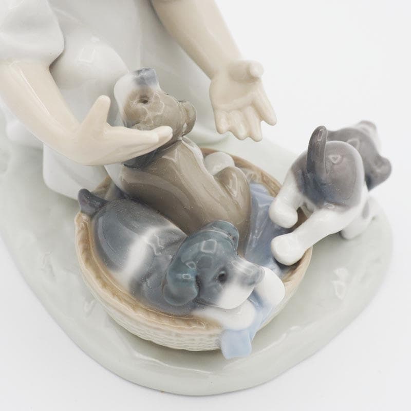 リヤドロ 5595 こっそりお外へ 仔犬 スペイン 少女 フィギュリン