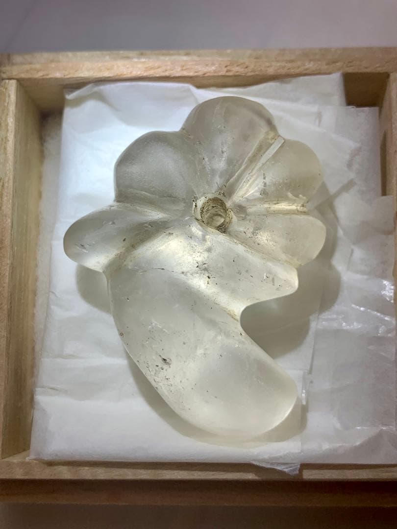 古墳期　出土　本水晶勾玉　水晶　縄文時代　弥生　石器　土器　翡翠勾玉　根付　勾玉 青空に映し出される縄文文様の勾玉水晶ペンダント（659-268