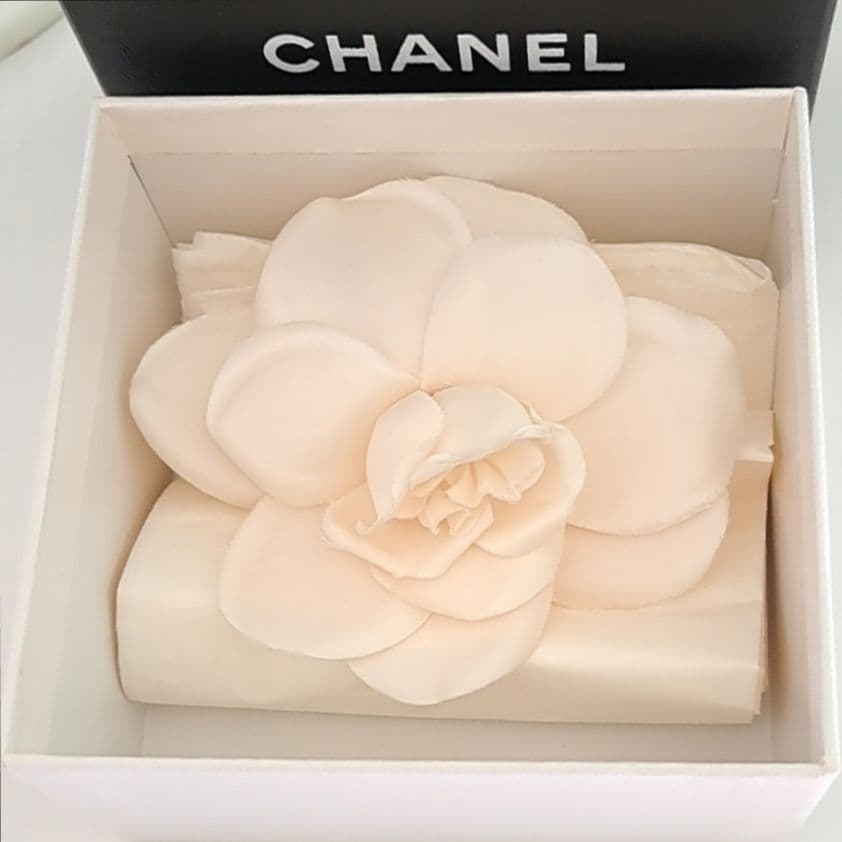 シャネル カメリア ブローチ コサージュ箱付 ホワイト 入学式・卒業式等 CHANELシャネル カメリアコサージュ ブローチ シルク ホワイト 卒業
