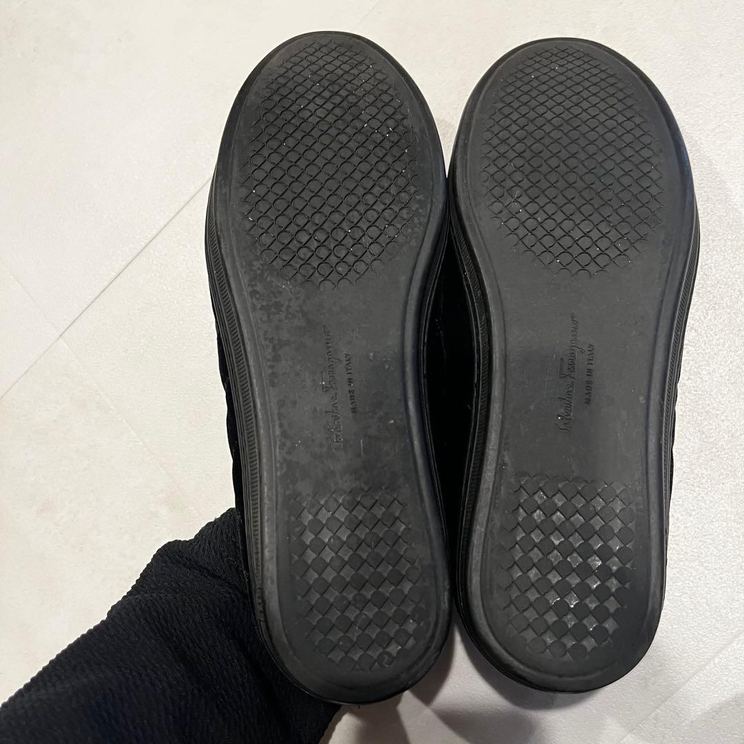 フェラガモ ブラック ベロアキルティングフラットシューズ - メルカリ