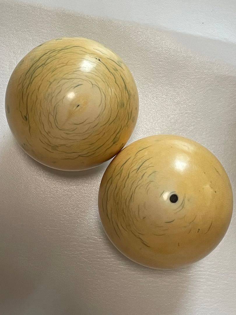 ビリヤード球 象牙風 赤白×4個 直径約6.2cm 重さ約987g 当時物 - メルカリ