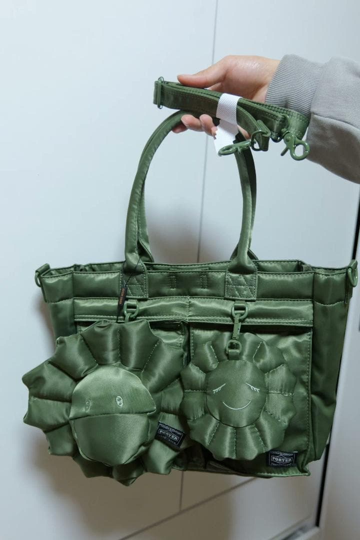村上隆 × PORTER FORCE サコッシュ フラワーチャーム付 村上隆とPORTERが初コラボレーション、代表的な作品“お花”が落とし込