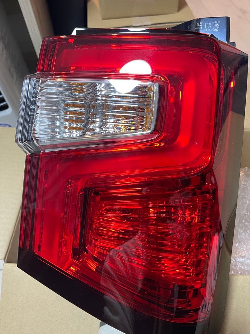 KZ14様専用 三菱 デリカd5 右テールランプ 8330B138 - メルカリ