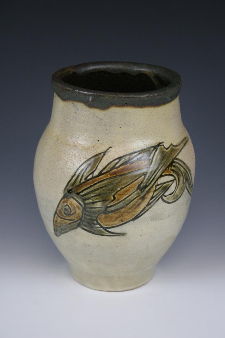 壺屋焼 人間国宝 金城次郎 作　魚文広花瓶 壺屋焼 人間国宝 金城次郎作 海老魚文花瓶 （箱直筆） – 生活民芸 なかむた