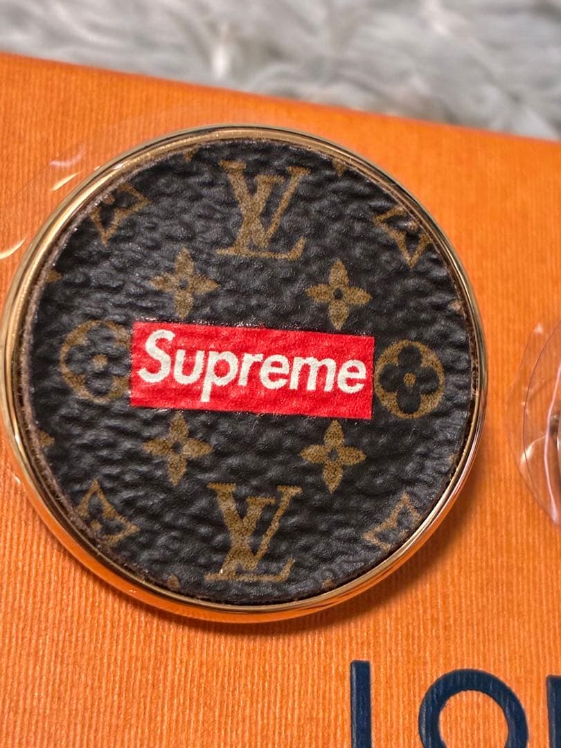 ルイ・ヴィトン シュプリーム コラボ ピンバッジ 未使用品 箱 袋付