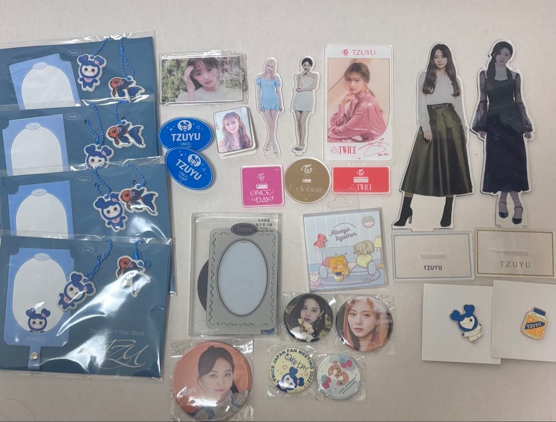 TWICE ツウィ グッズ アクスタ 缶バッジ まとめ売り - メルカリ