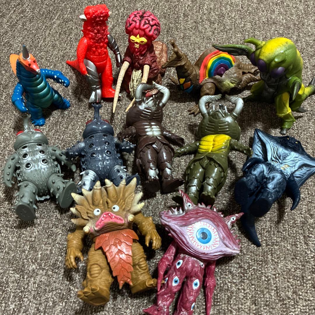 ウルトラマン怪獣 ソフビ12体まとめ売り - メルカリ