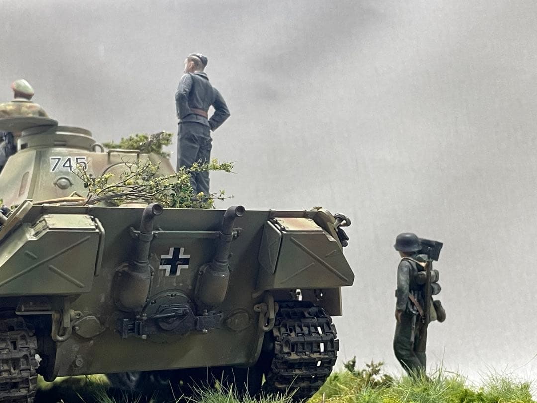 戦車ジオラマ 1/35 ドイツ パンター戦車D型と機関銃チーム - メルカリ
