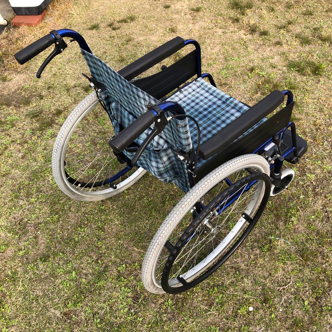 青とチェック柄 自走用車椅子