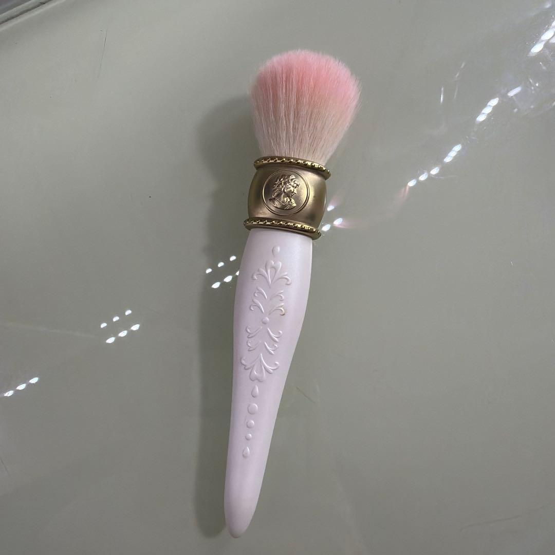 laduree アマルフィー チークブラシ ホワイト/ピンク - メルカリ