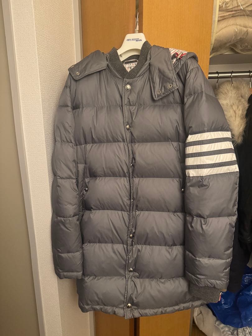 トムブラウン　ダウンジャケット トム ブラウンが伊勢丹新宿店でポップアップ開催、限定ダウンとバッグ