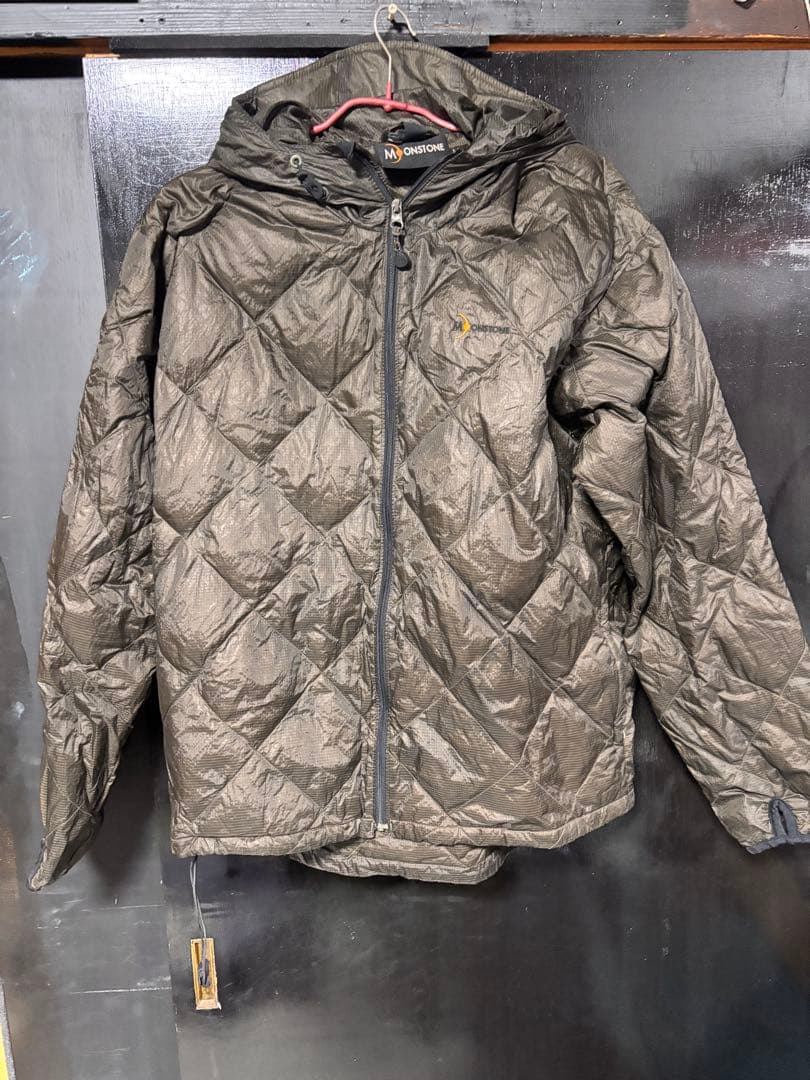 MOONSTONE ダウンジャケット ダークグレー フード付き ダウンコート ダウンジャケット フード付き フロントテープデザイン