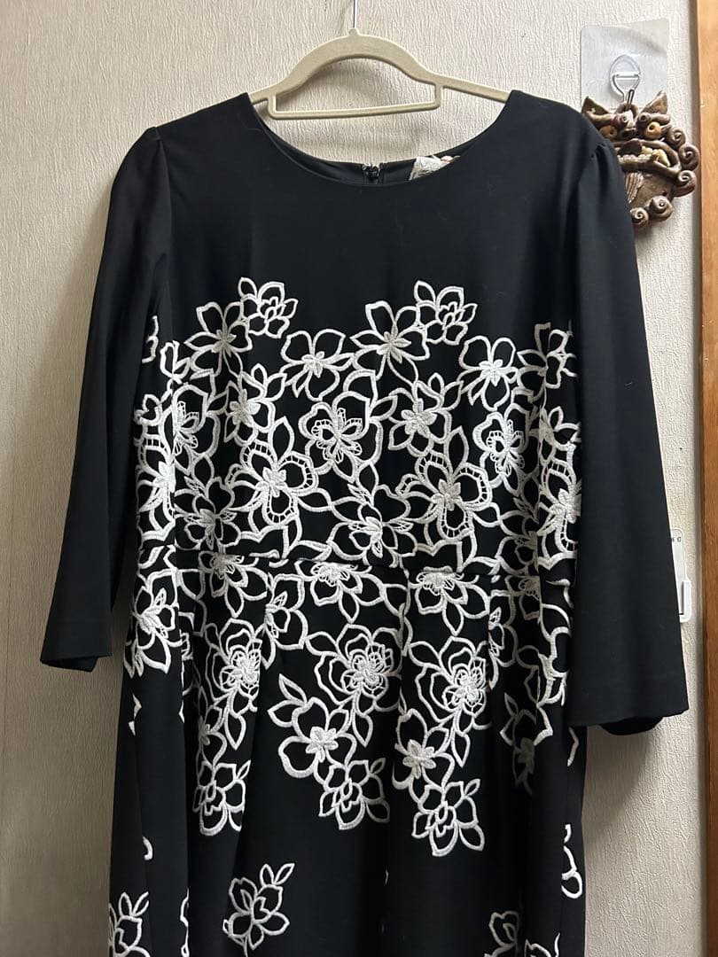 ローズティアラ46 秋〜春先前後ろ花の刺繍が素敵 身幅55着丈108 フラワー刺繍ニットカーディガン | ローズティアラ(Rose Tiara