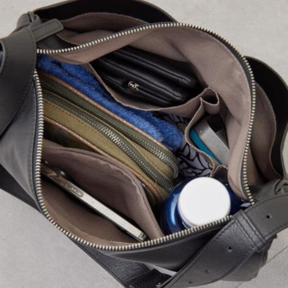 新品タグ付き　イアパピヨネ　《本革/470g》スワロ―マチショルダーバッグ