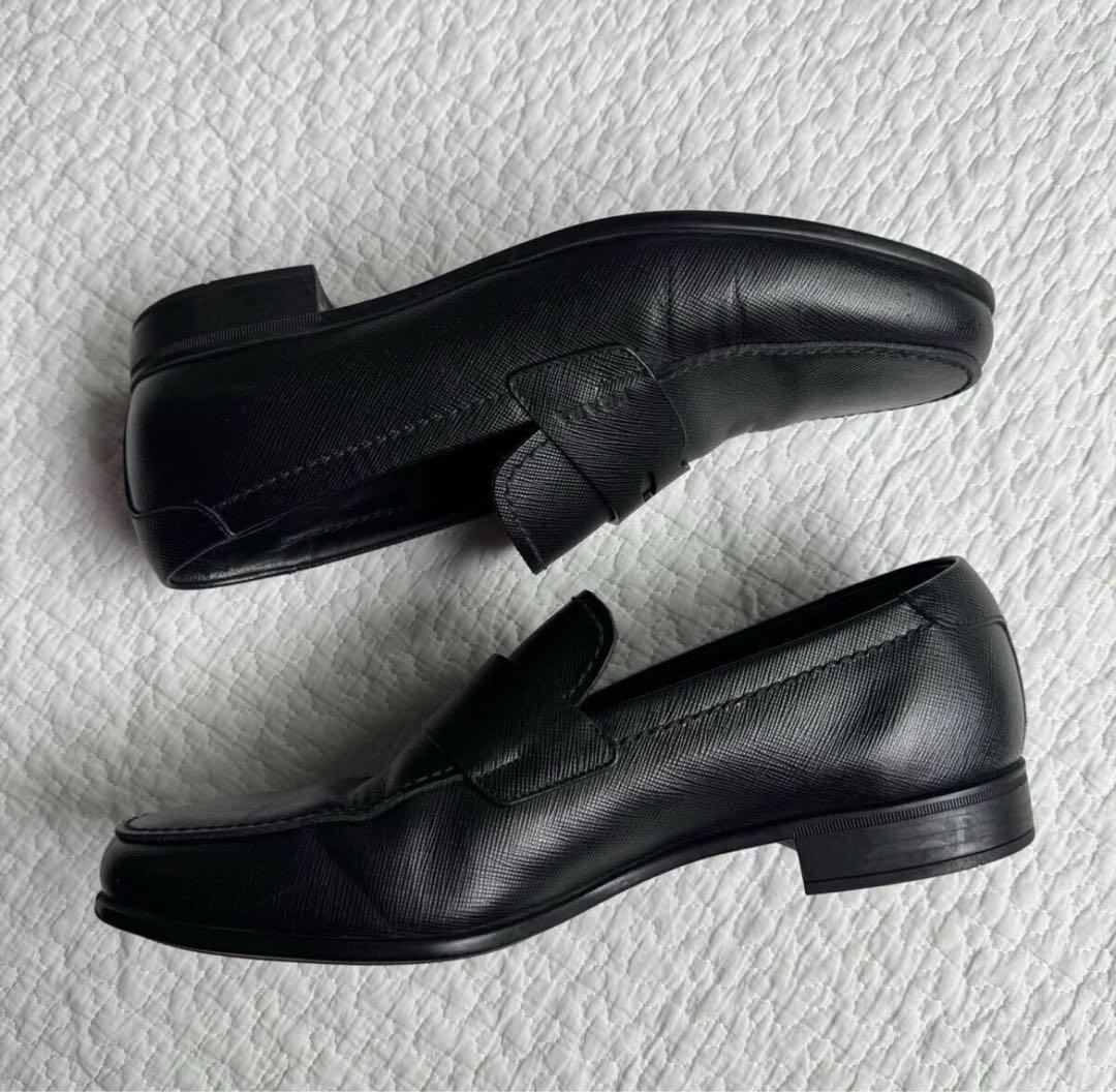 美品 高級 PRADA サフィアーノ ローファー ロゴ黒 レザー 25.5cm