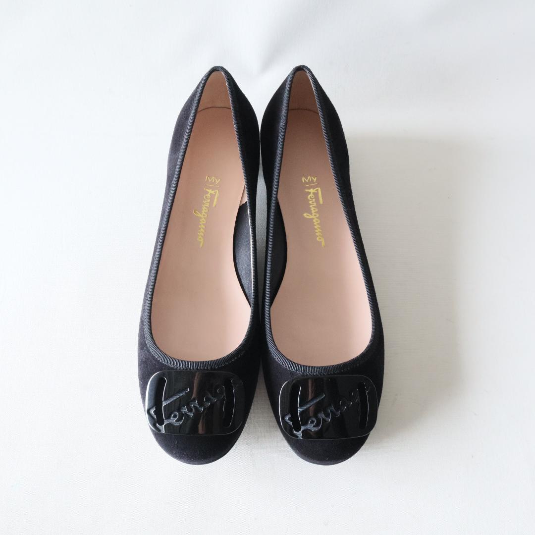 未使用フェラガモ　ヴァラパンプス黒　8D/25−25.5cm ロゴプレート