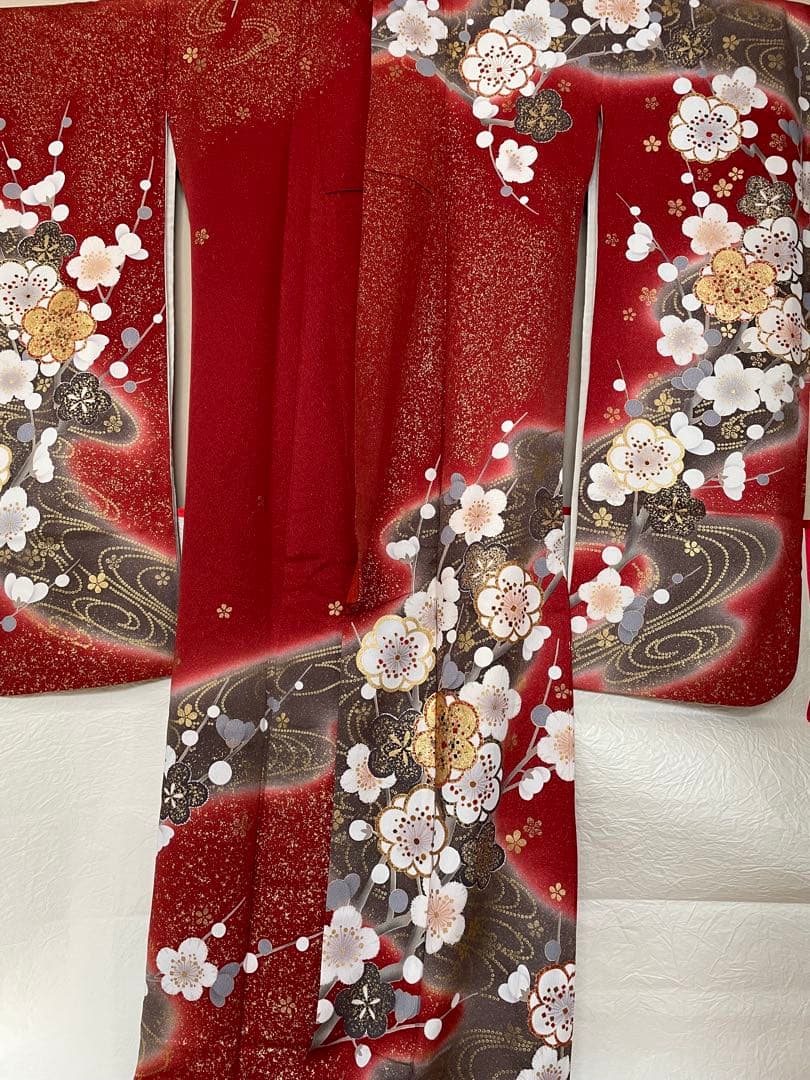 ぱ*む様 【再出品・引越し処分】送料込み・売り切り!! 成人式の赤い花柄振袖と付