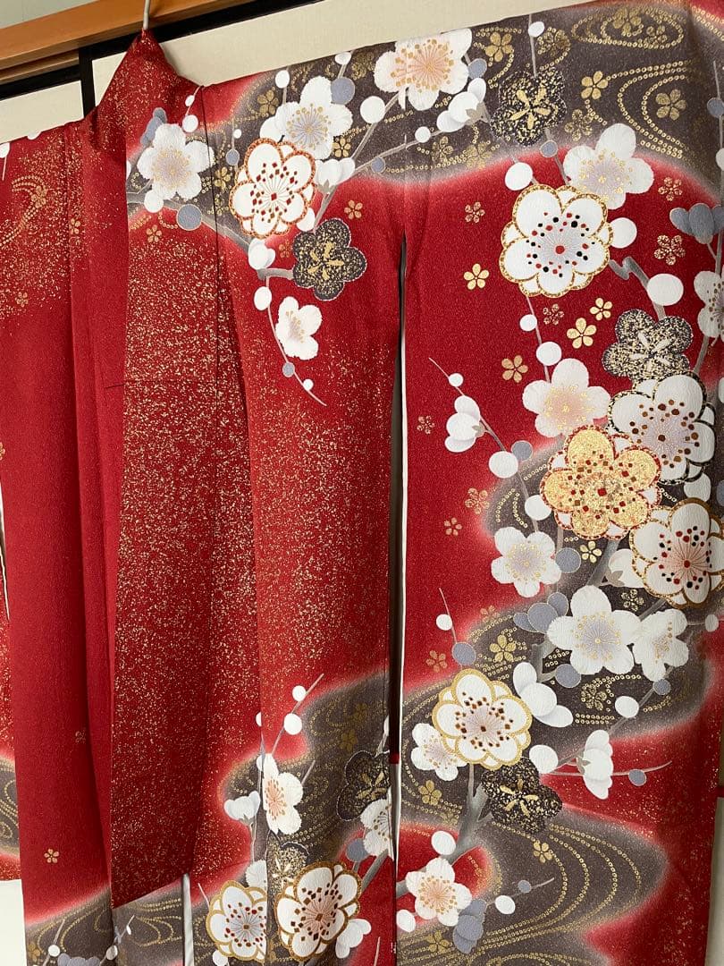 ぱ*む様 【再出品・引越し処分】送料込み・売り切り!! 成人式の赤い花柄振袖と付