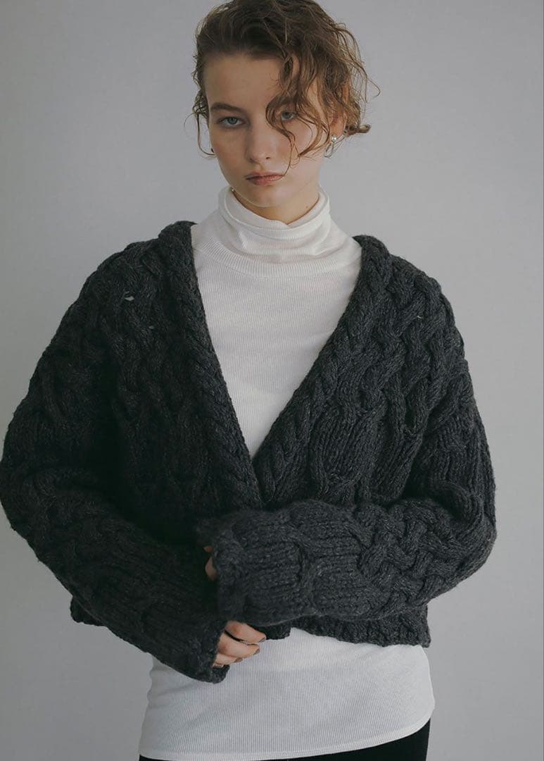 HER. 未使用 ハンドニットカーディガン チャコール エトレ - メルカリ