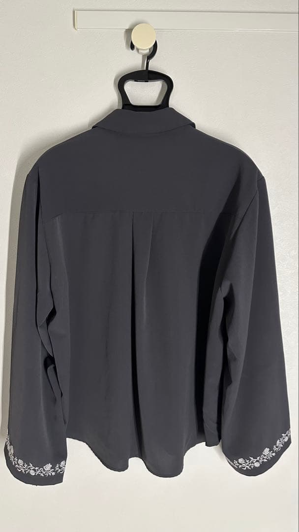 花柄刺繍付きダークグレー長袖シャツ - メルカリ