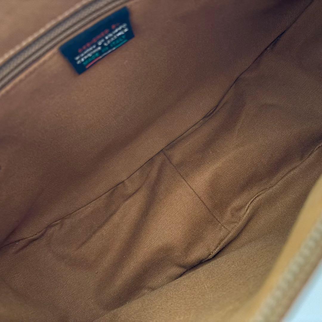 イルビゾンテ レザーショルダーバッグ 本革 ハーフムーン キャメル 型押し