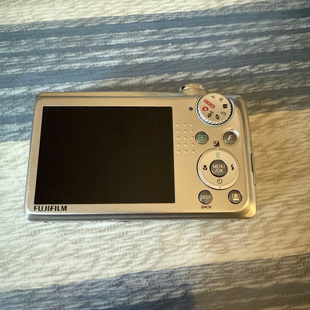 動作品　FUJIFILM FINEPIX F70EXR 富士フィルム「シルバー」 フジフイルム FinePix F70EXR シルバー｜コンパクトデジタルカメラ