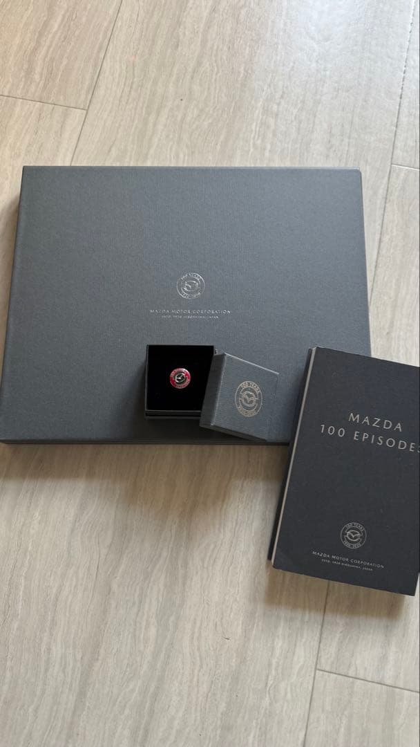 【非売品】MAZDA 100周年記念品 MAZDA マツダ 100周年記念バッチ(非売品) - メルカリ