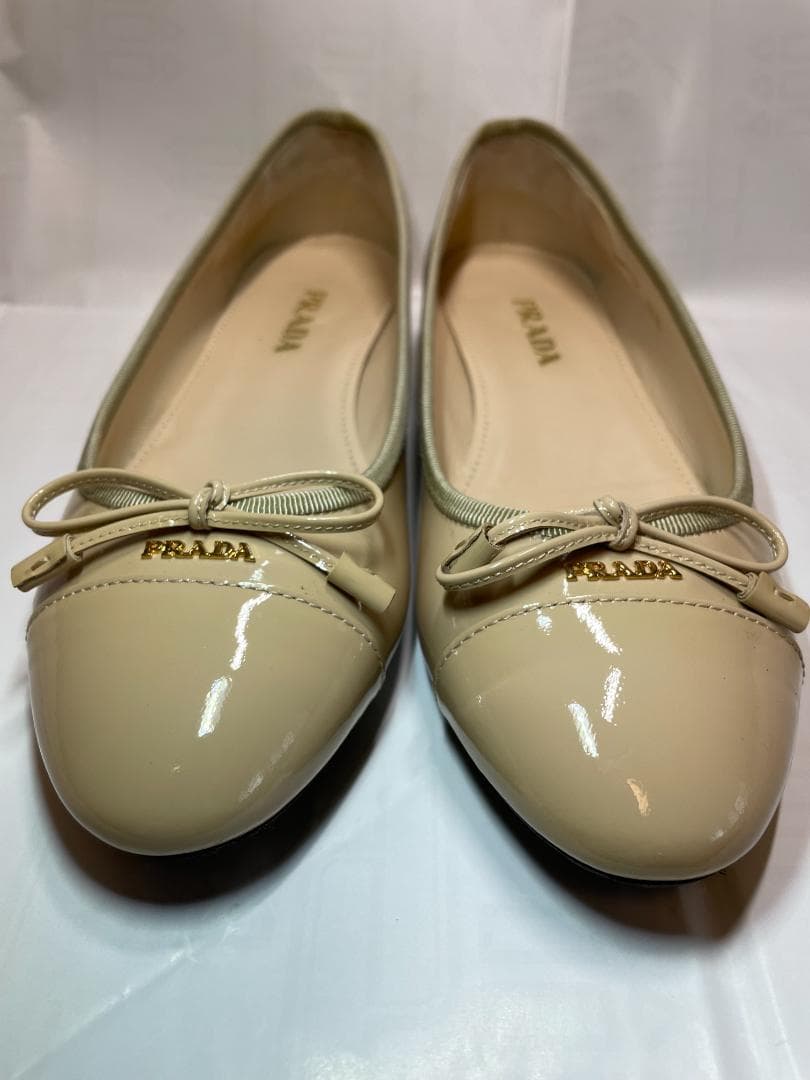 極美品 PRADA ベージュエナメル フラットパンプス バレリーナ　25.5JP