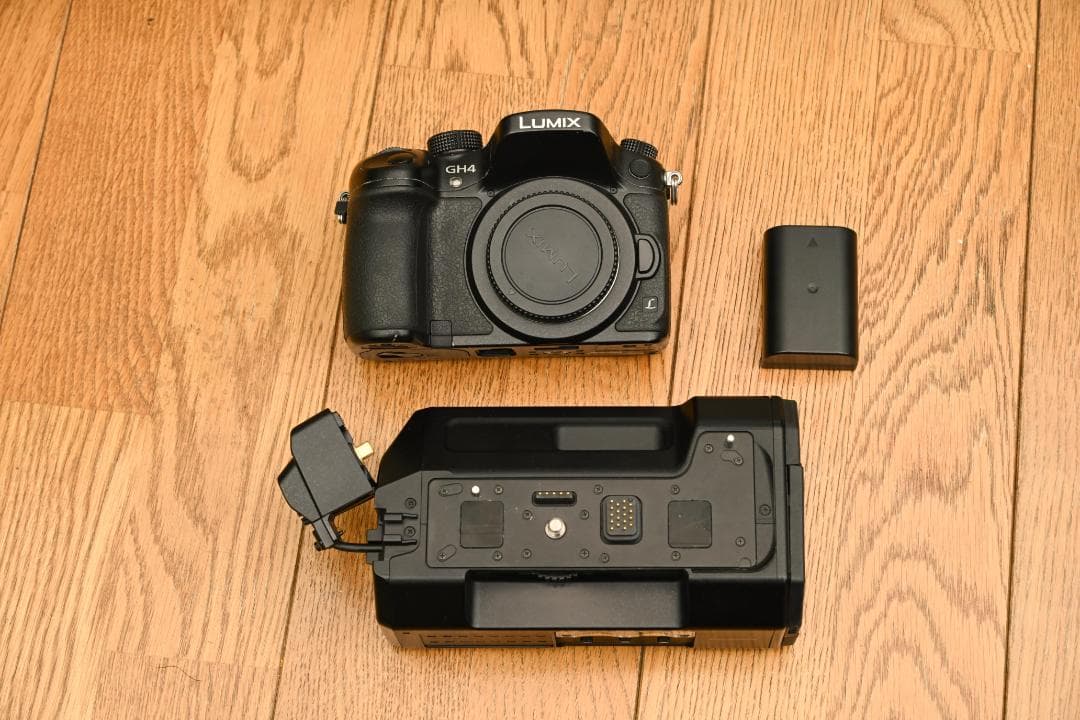 LUMIX GH4 ミラーレス一眼カメラ 本体➕オーディオインターフェイス パナソニック、「LUMIX GH4」の業務用インターフェースユニット同梱