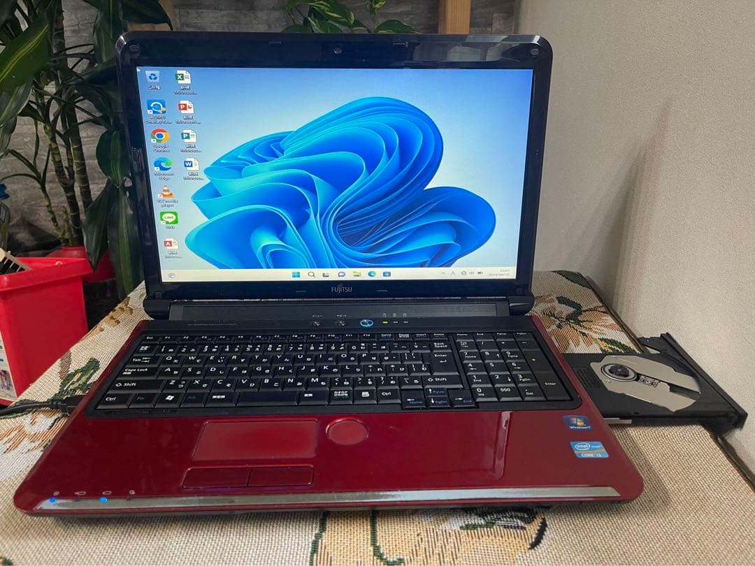 すぐ使える初心者向ノートパソコン　ネットも事務も　カメラ 10倍P 新品ノートパソコン 安い 2025末モデル 13世代N95 Webカメラ