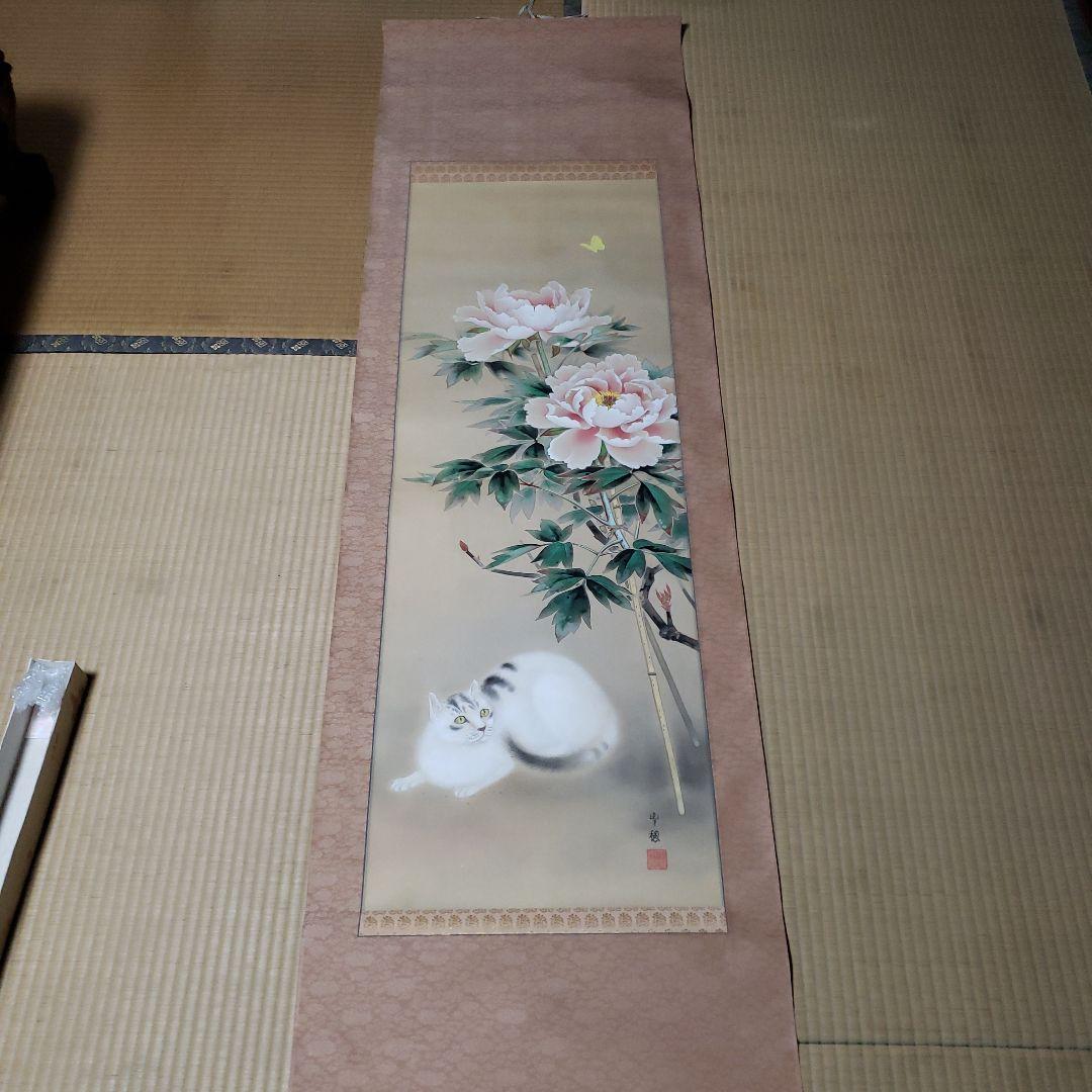 白い猫と牡丹の掛軸 口を押えるしぐさが可愛い、白い猫ちゃんのオブジェ（いわざる）(n22