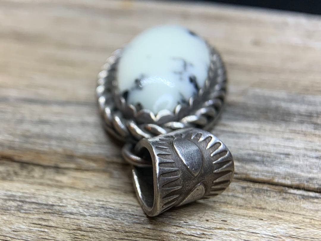 期間限定値下げ】ターコイズ・ペンダント ホワイトバッファロー tn718