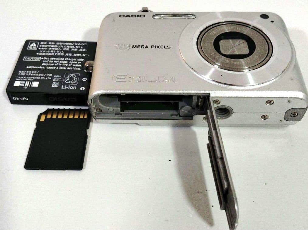 CASIO EXILIM 10.1メガピクセル コンパクトデジタルカメラ - メルカリ