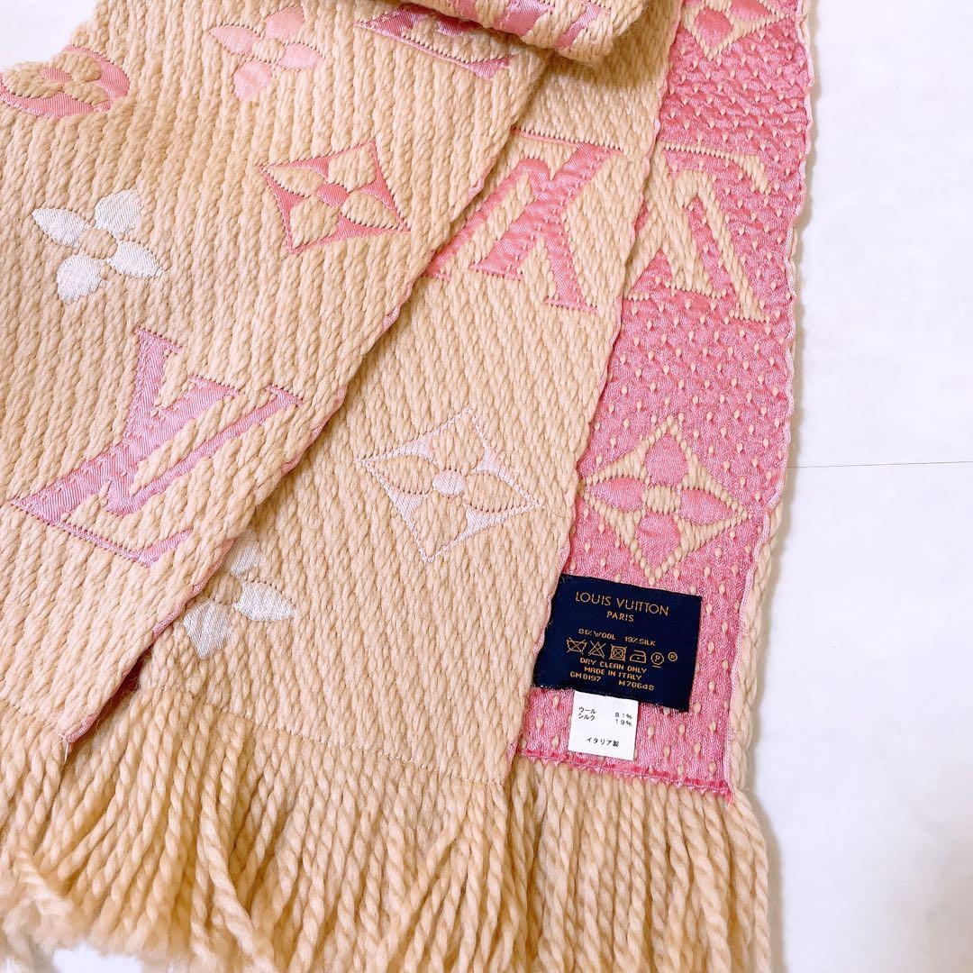 LOUISVUITTON エシャルプロゴマニアマフラー ベージュ×ピンク - メルカリ