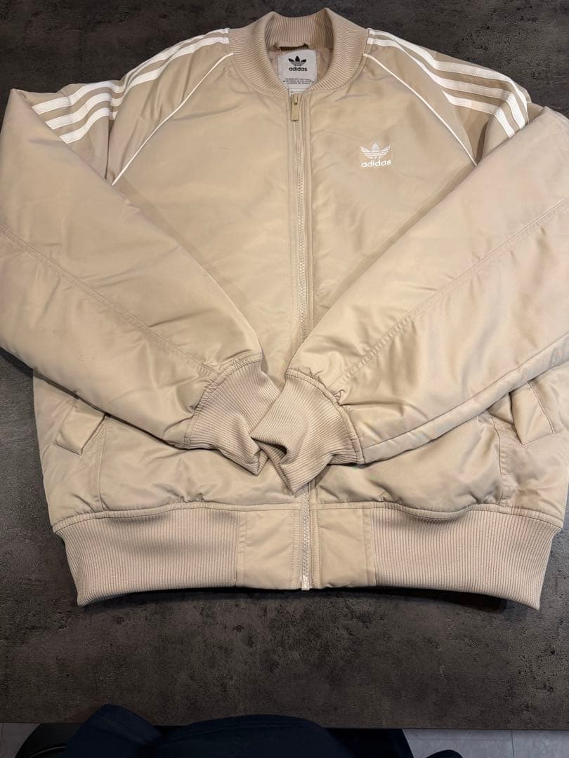 adidas プレミアム カレッジジャケット ワンダーベージュ - メルカリ