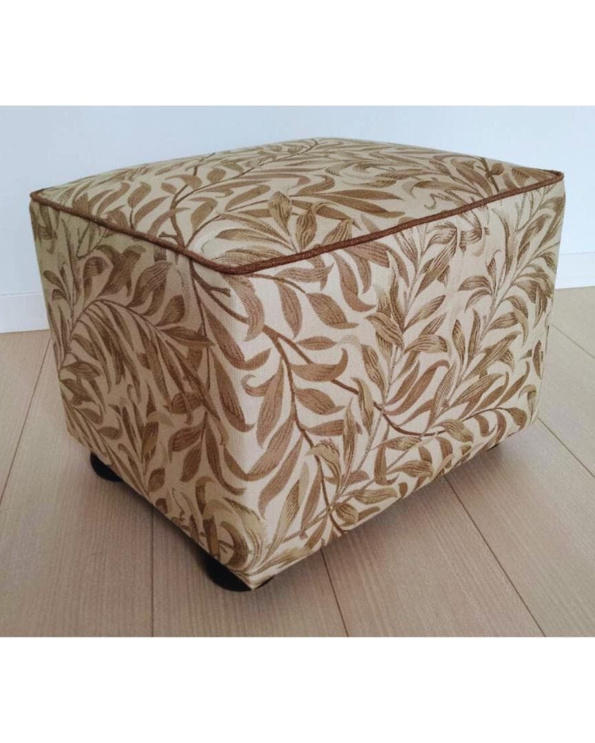 【張替え未使用品】角スツールXモリス・ウィロー Woody Prime Boxツゲ材 スクエアウッドスツール | 温かみのある存在感