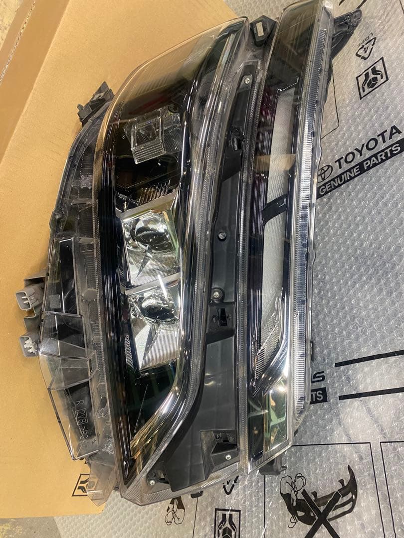 ☆中古品☆80VOXY LEDヘッドランプユニット RH